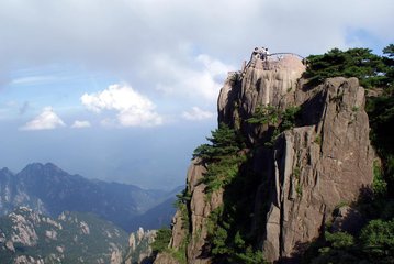 低碳旅行：徒步登山 黄山归来不看岳