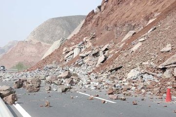 户外山地行走注意滑坡和雪崩